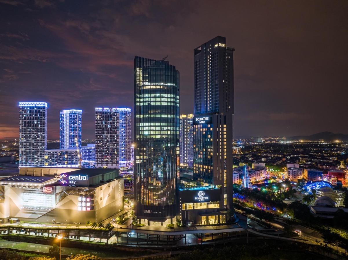 Doubletree By Hilton Shah Alam I-City Exterior photo The complex at night