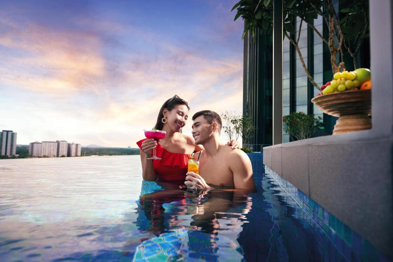 Doubletree By Hilton Shah Alam I-City Exterior photo Infinity pool at The View