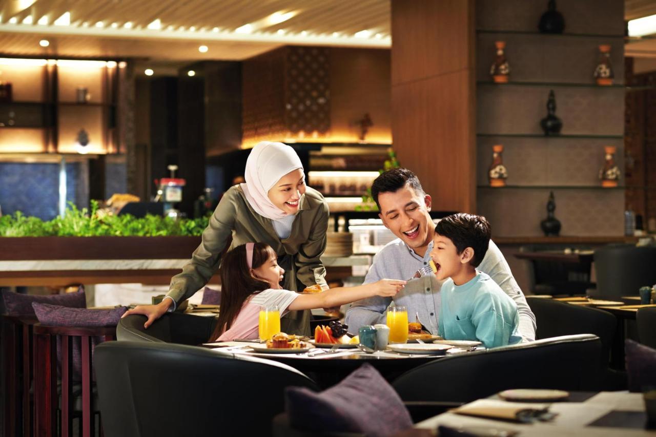 Doubletree By Hilton Shah Alam I-City Exterior photo Family dining at the hotel