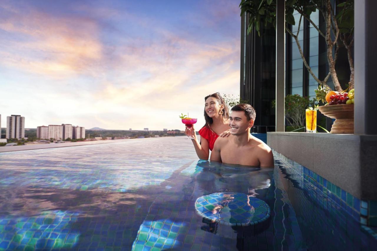 Doubletree By Hilton Shah Alam I-City Exterior photo Infinity Pool