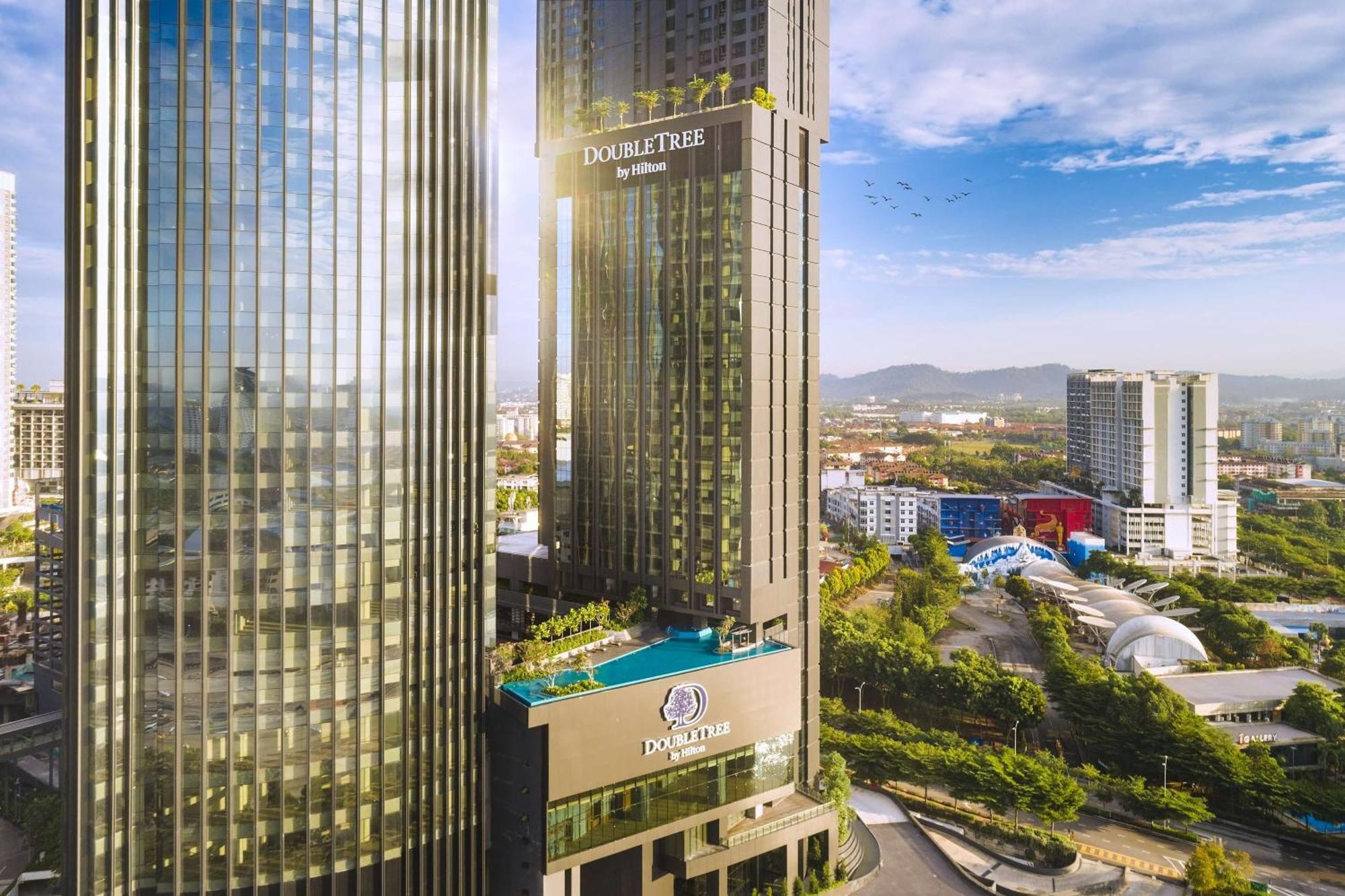 Doubletree By Hilton Shah Alam I-City Exterior photo The hotel's pool deck