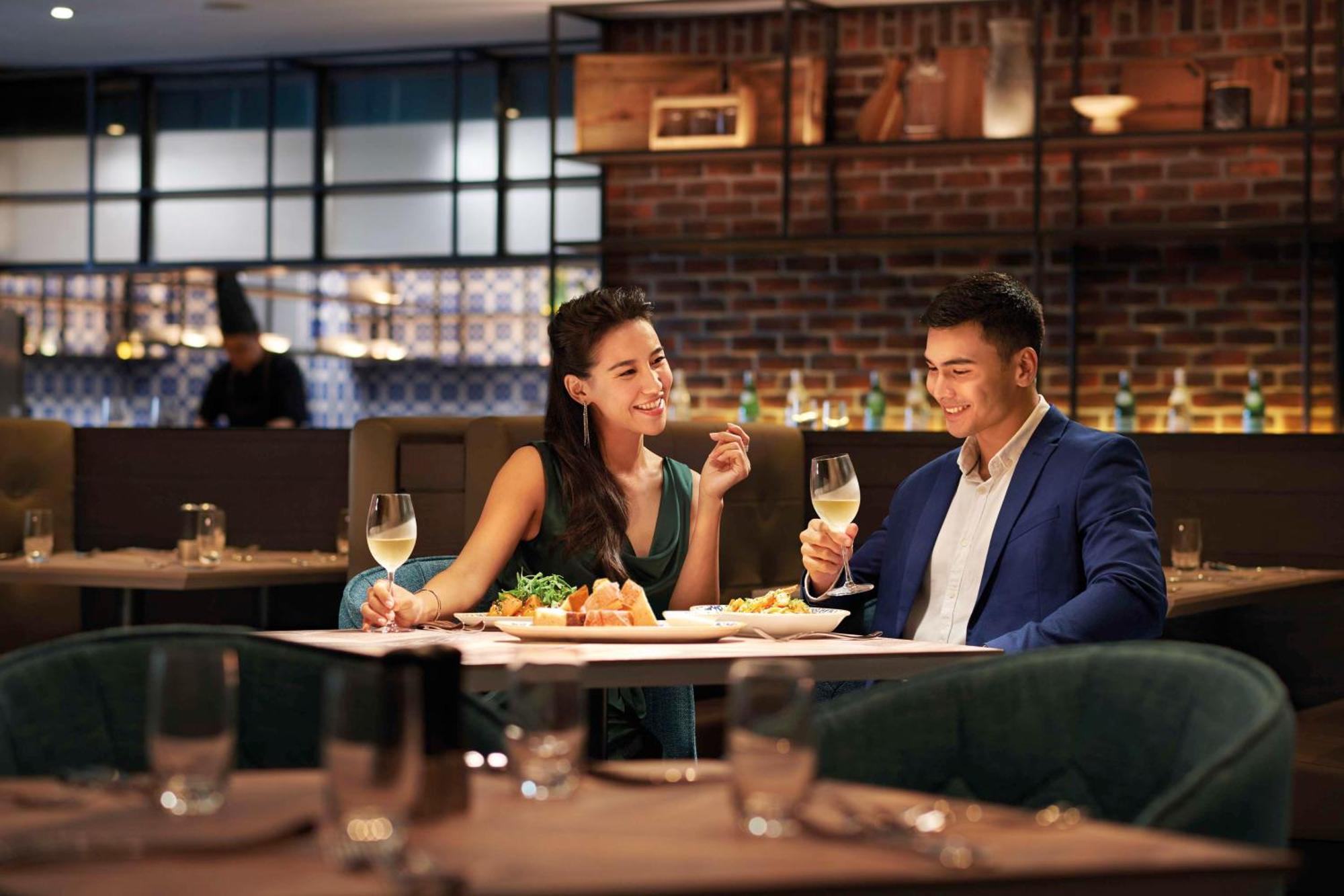 Doubletree By Hilton Shah Alam I-City Exterior photo A couple dining at a restaurant